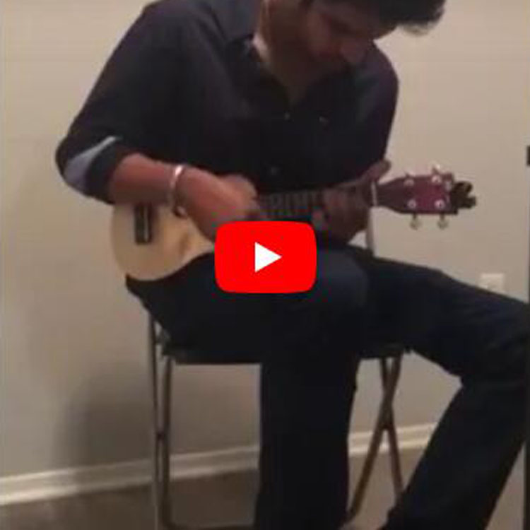 Rainbow Ukulele spelar